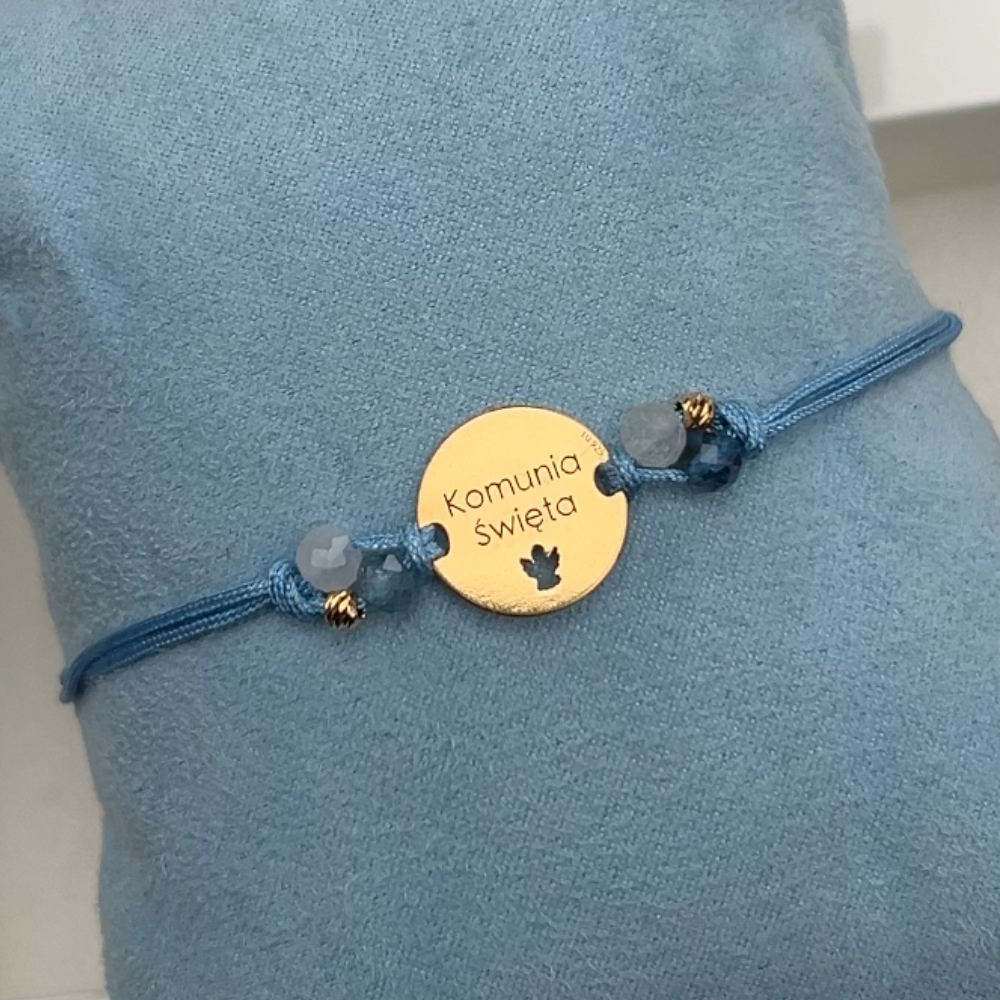 Bransoletka na niebieskim sznurku komunia Święta prezent komunijny srebro pozłacane złocona srebro 925 pozłacana 24kt złotem niebieskie kamienie naturalne akwamaryny pomysł na prezent komunijny dla dziewczynki dla chłopczyka