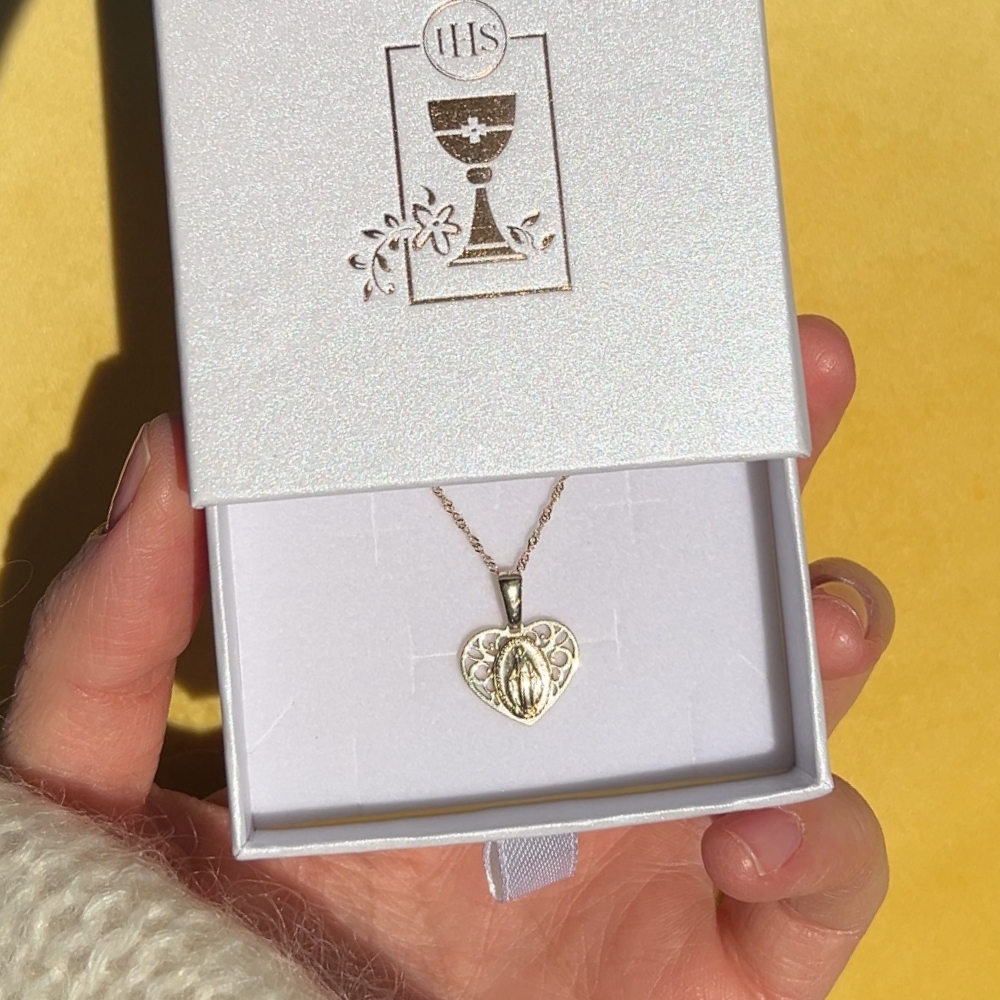 Złoty komplet medalik + łańcuszek złoto 375 9kt serduszko medalik ażurowe komplet dla dziewczynki łańcuszek 45cm prezent komunijny na Komunię Świętą cudowny medalik w serduszku w sercu ozdobny ażurowy łańcuszek singapur