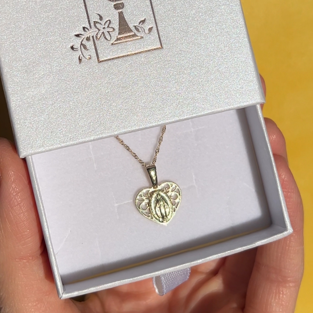 Złoty komplet medalik + łańcuszek złoto 375 9kt serduszko medalik ażurowe komplet dla dziewczynki łańcuszek 45cm prezent komunijny na Komunię Świętą cudowny medalik w serduszku w sercu ozdobny ażurowy łańcuszek singapur