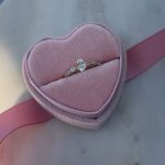 Pierścionek diament laboratoryjny 0,4ct kamienie na szynie wielokamieniowy kamień centralny 0,4ct lab diamond złoto 585 14kt pierścionek zaręczynowy na zaręczyny najmodniejszy piękny owalny diament modny oval