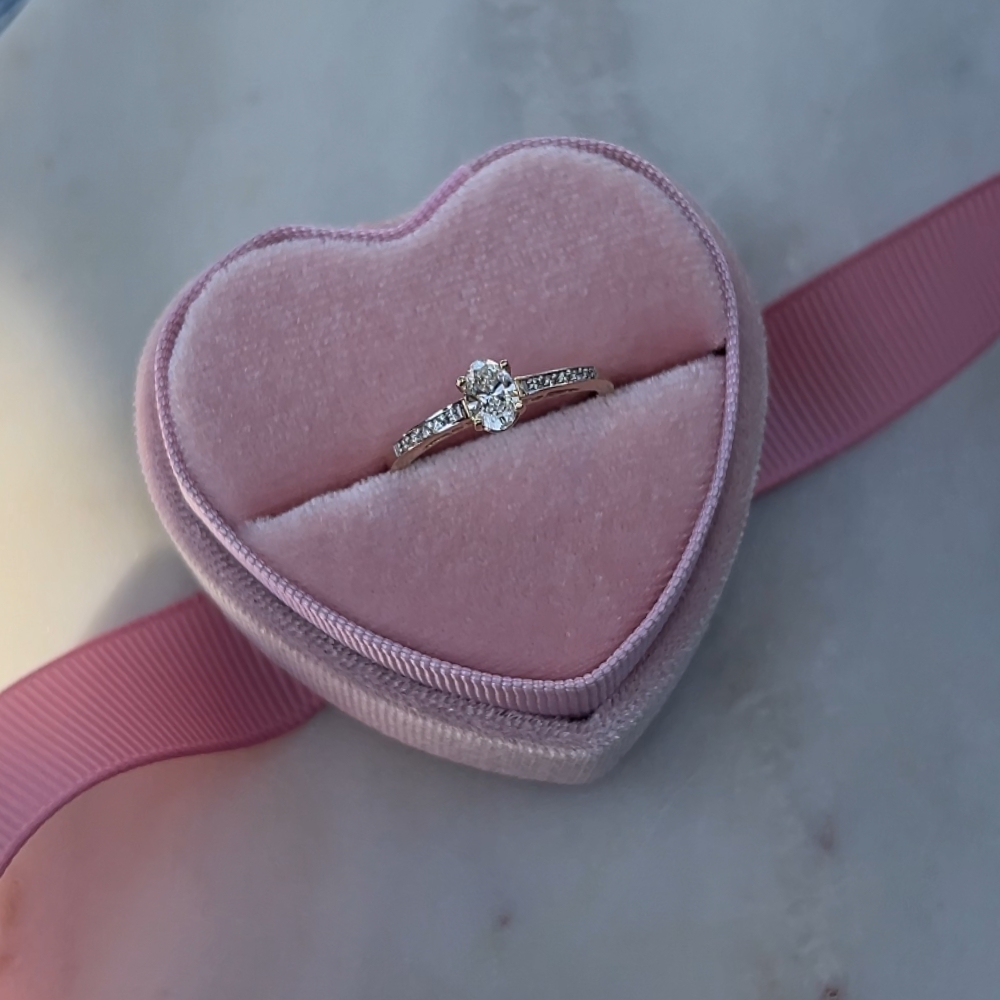 Pierścionek diament laboratoryjny 0,4ct kamienie na szynie wielokamieniowy kamień centralny 0,4ct lab diamond złoto 585 14kt pierścionek zaręczynowy na zaręczyny najmodniejszy piękny owalny diament modny oval