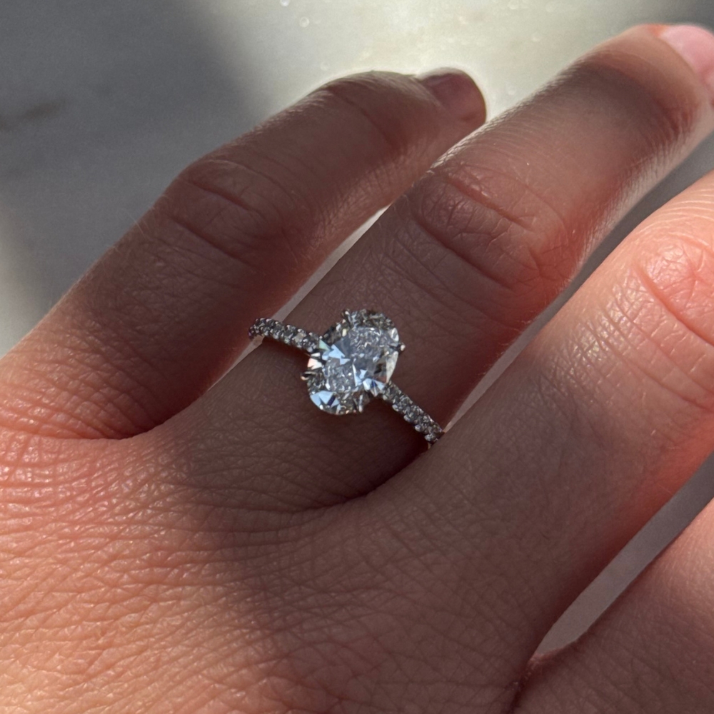 Złoty pierścionek z diamentem owalnym ovale złoto 585 14kt diamenty pierścionek na zaręczyny 1,57 ct diament owalny kamień centralny diamenty dodatkowe najmodniejszy pierścionek z efektem wow diament laboratoryjny lab grown diamond łączna masa 1,86ct