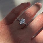 Złoty pierścionek z diamentem diamentami owalnym ovale najmodniejszy kamienie dodatkowe na szynie 1,01 ct wyjątkowy pierścionek na zaręczyny złoto 585 14kt zaręczynowy pierścionek żółte złoto diamenty lab grown diamond diament laboratoryjny łączna masa 1,2ct