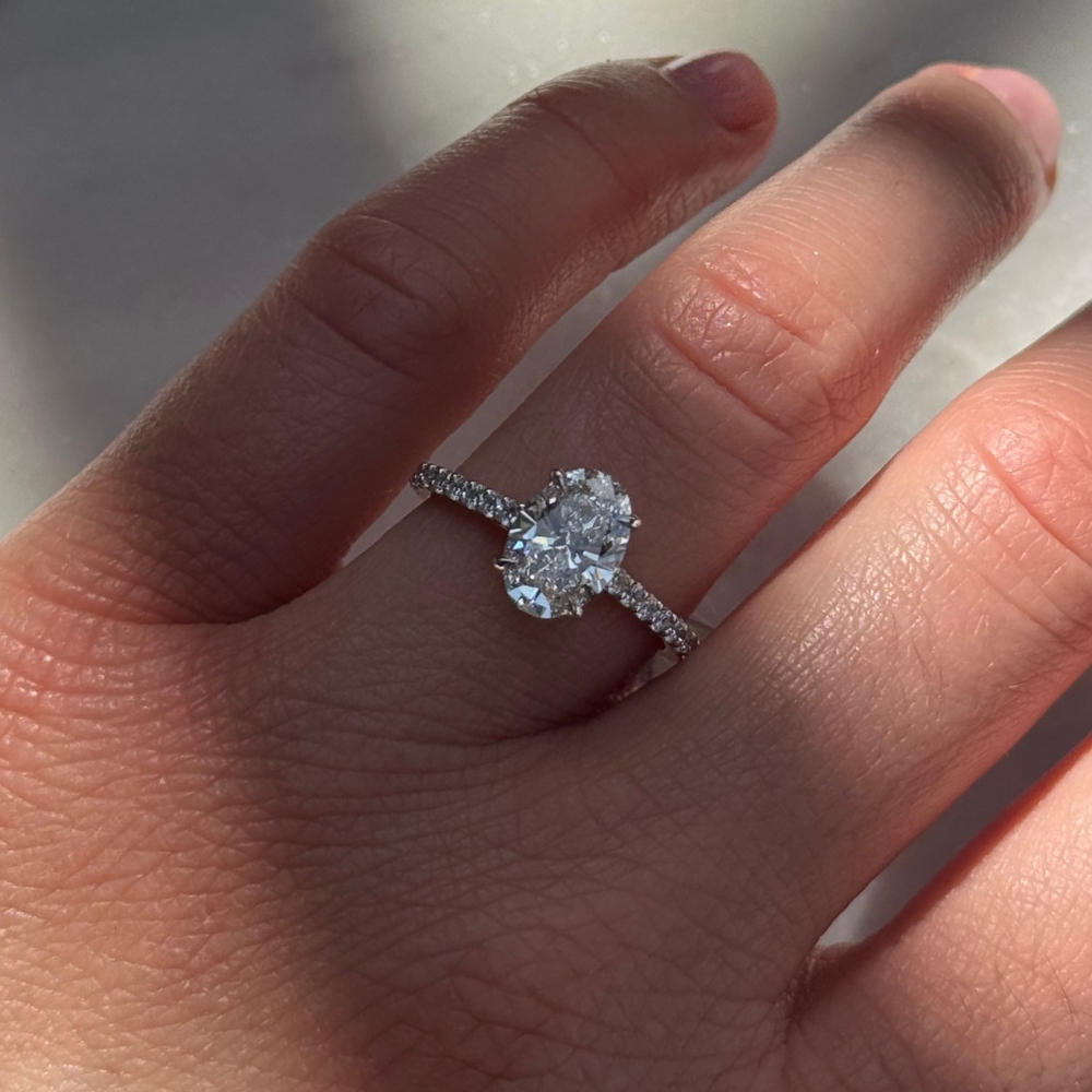 Złoty pierścionek z diamentem diamentami owalnym ovale najmodniejszy kamienie dodatkowe na szynie 1,01 ct wyjątkowy pierścionek na zaręczyny złoto 585 14kt zaręczynowy pierścionek żółte złoto diamenty lab grown diamond diament laboratoryjny łączna masa 1,2ct