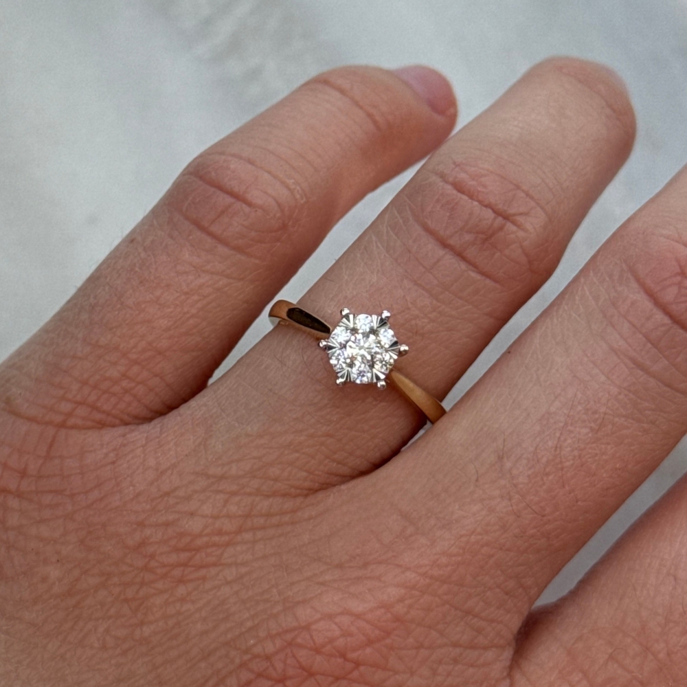 Pierścionek zaręczynowy złoto 585 14kt 0,25ct wielokamieniowy duży ozdobny kamień gładka złota szyna 13 diamentów iluzja klasyczny elegancki pierścionek na zaręczyny na prezent dla niej wyjatkowy pierścionek z diamentami okazały diamenty naturalne pierścionek idealny na zaręczyny