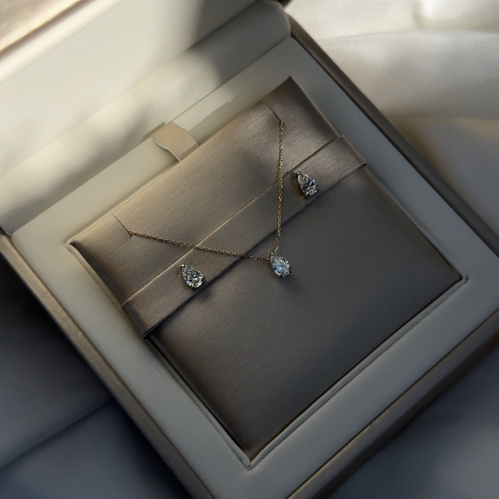 Kolczyki złote z diamentami – pear 1,01 ct - obrazek 12