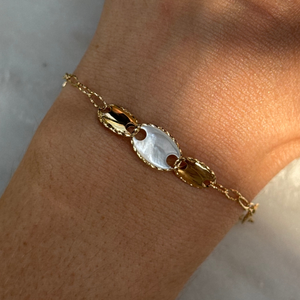 Bransoletka chain spinaczowa podłużone ogniwa masa perłowa złoto 585 14kt diamentowana nacinane ogniwa nowoczesny design nietuzinkowa złoto 585 14kt modna stylowa masa perłowa perła i złoto