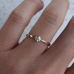 Pierścionek zaręczynowy do 2000zł diament laboratoryjny 0,15ct pierścionek na zaręczyny złoto 0,585 14kt klasyczny brylant w sześciu łapkach klasyczny pierścionek na zaręczyny wyjątkowy kamień z brylantem